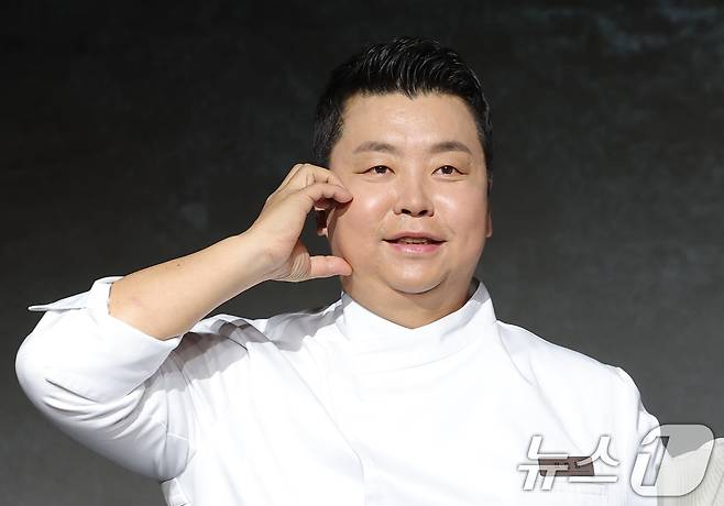 셰프 정호영이 17일 오전 서울 종로구 JW메리어트동대문스퀘어에서 열린 넷플릭스 예능 '흑백요리사: 요리 계급 전쟁2'(이하 '흑백요리사2') 제작발표회에 참석해 포즈를 취하고 있다. '흑백요리사2'는 오직 맛으로 계급을 뒤집으려는 재야의 고수 '흑수저' 셰프들과 이를 지키려는 대한민국 최고 수준의 스타 셰프 '백수저'들이 펼치는 요리 서바이벌 예능이다. 2025.12.17/뉴스1 ⓒ News1 권현진 기자