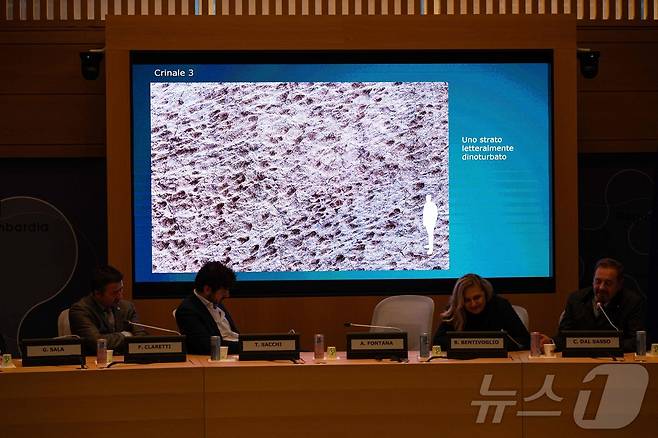 16일(현지시간) 2026 밀라노-코르티나담페초 동계올림픽 개최 예정지 인근인 스텔비오 국립공원에서 발견된 수천 개의 공룡 발자국 사진이 이탈리아 롬바르디아주 청사에서 열린 기자회견에서 공개됐다. 2025.12.16. ⓒ AFP=뉴스1 ⓒ News1 윤다정 기자