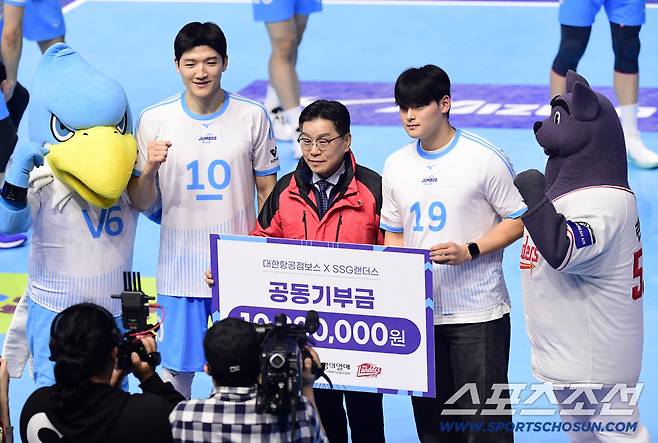 16일 인천 계양체육관에서 열린 V리그 남자부 대한항공과 현대캐피탈의 경기. 대한항공 정지석과 함께 공동기부금을 전달하고 있는 SSG 랜더스 조병현. 인천=송정헌 기자songs@sportschosun.com/2025.12.16/