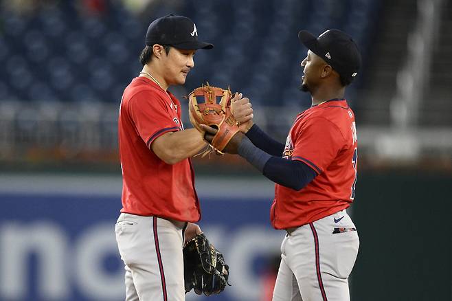 Atlanta Braves' Ha-Seong Kim, left, and Ozzie Albies, right, celebrate after a baseball game against the Washington Nationals, Wednesday, Sept. 17, 2025, in Washington. (AP Photo/Nick Wass)
<저작권자(c) 연합뉴스, 무단 전재-재배포, AI 학습 및 활용 금지>