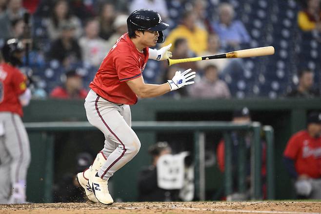 Atlanta Braves' Ha-Seong Kim follows through on his single during the eighth inning of a baseball game against the Washington Nationals, Wednesday, Sept. 17, 2025, in Washington. (AP Photo/Nick Wass)
<저작권자(c) 연합뉴스, 무단 전재-재배포, AI 학습 및 활용 금지>