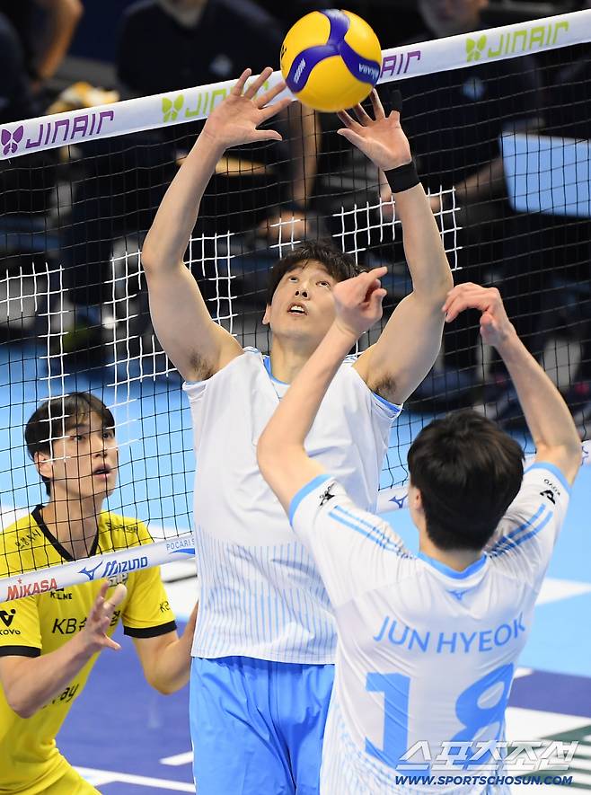 25일 인천 계양체육관에서 열린 V리그 대한항공-KB손해보험전. 대한항공 한선수가 토스하고 있다. 인천=정재근 기자 cjg@sportschosun.com/2025.11.25/