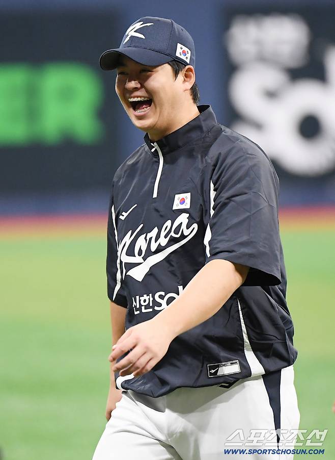 야구 국가대표팀이 7일 서울 고척스카이돔에서 훈련했다. 노시환이 밝은 표정으로 몸을 풀고 있다. 고척=정재근 기자 cjg@sportschosun.com/2025.11.7/