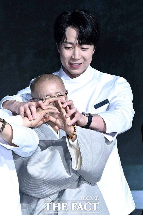 손하트 요구에 어려움 겪는 선재스님 도와주는 손종원(오른쪽).