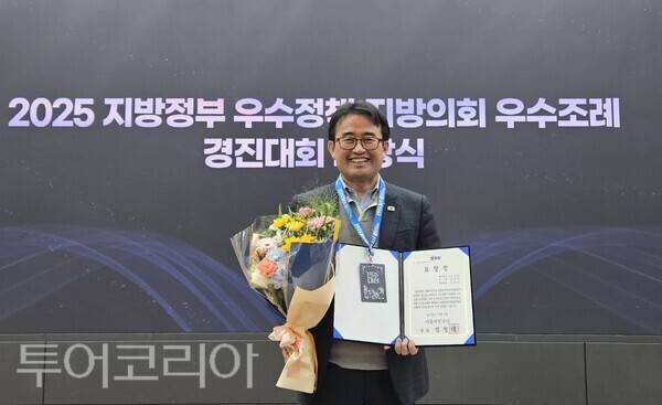 ▲안장헌(아산5·더불어민주당) 충남도의원이 지난 14일 더불어민주당 당대표 1급 포상을 수상한 후 기념촬영을 하고 있다. /사진-안장헌 도의원실