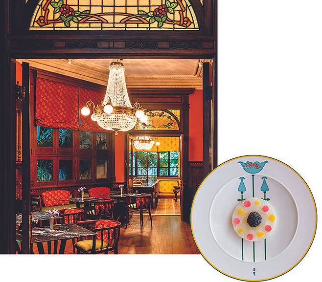 프라다는 상하이 롱 자이 저택에서 왕가위 감독과 함께 협업해 카페 ‘미 샹’을 열었다.&nbsp;