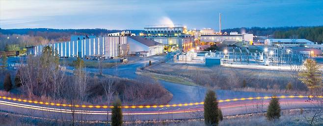 2029년 재탄생할 美 테네시주 제련소  1978년 가동을 시작한 미국 테네시주의 ‘클락스빌 제련소’ 모습. 고려아연은 미국 전쟁부 등과 함께 이 부지를 인수해 기반 시설을 보강하고, 2029년까지 새 대형 제련소를 지어 가동하기로 했다./니르스타