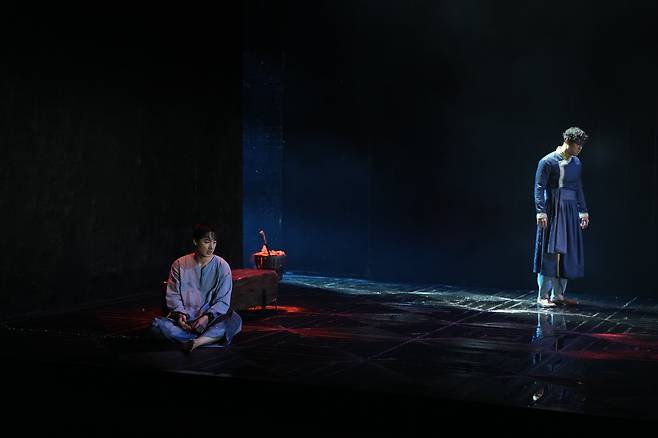 LG아트센터 서울에서 공연 중인 연극 ‘타지마할의 근위병’에서, 살아남기 위해 2만명의 손목을 잘랐던 말단 병사 ‘휴마윤’(최재림·오른쪽)과 ‘바불’(이승주)은 친구의 목숨을 지키기 위해 또 다른 선택에 직면한다. /해븐프로덕션
