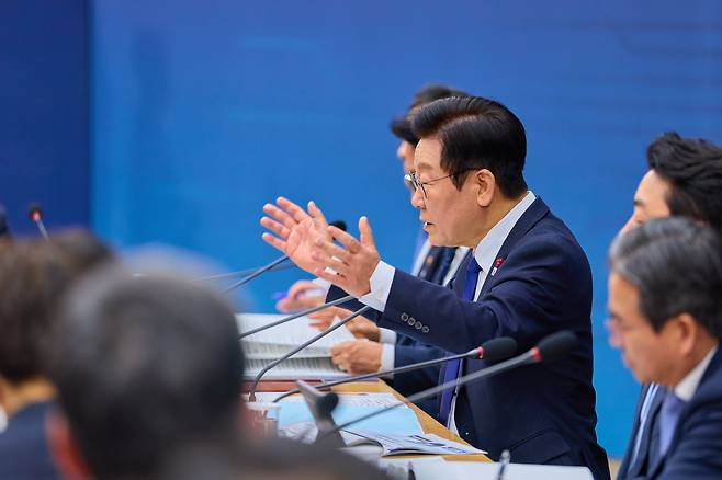 이재명 대통령이 16일 세종시 정부세종컨벤션센터에서 열린 보건복지부(질병관리청)·식품의약품안전처 업무보고에서 발언하고 있다. /대통령실 제공