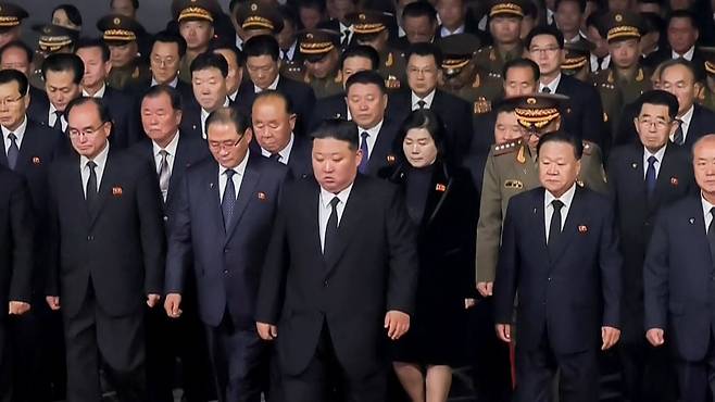 북한 김정은 당 총비서와 간부들이 17일 김정일 국방위원장 14주기를 맞아 참배하기위해 평양 금수산태양궁전에 들어서고 있다./ 조선중앙TV 연합뉴스