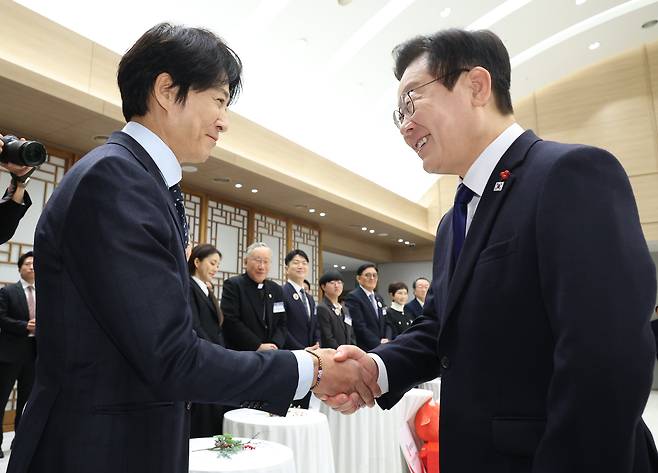 이재명 대통령이 16일 용산 대통령실에서 열린 2025년 기부·나눔 초청행사에서 굿네이버스 나눔 대사 배우 최수종과 인사하고 있다. /연합뉴스