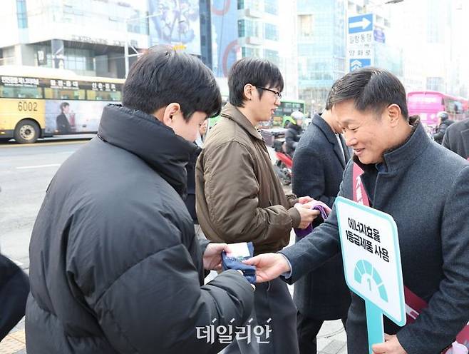 한국에너지공단은 17일 서울 홍대입구역 인근에서 겨울철 전력수급대책기간(2025년 12월 8일 ∼2026년 2월 27일)을 맞아 에너지절약 거리캠페인(1차)을 진행했다.ⓒ에너지공단