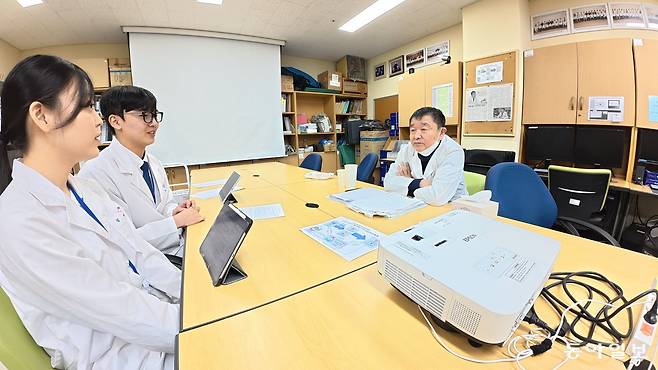 조석주 부산대병원 응급의학과 교수(오른쪽)가 10일 부산 서구 부산대병원 응급의학과 의국에서 전공의를 상대로 수업을 진행하고 있다. 
김화영 기자 
run@donga.com