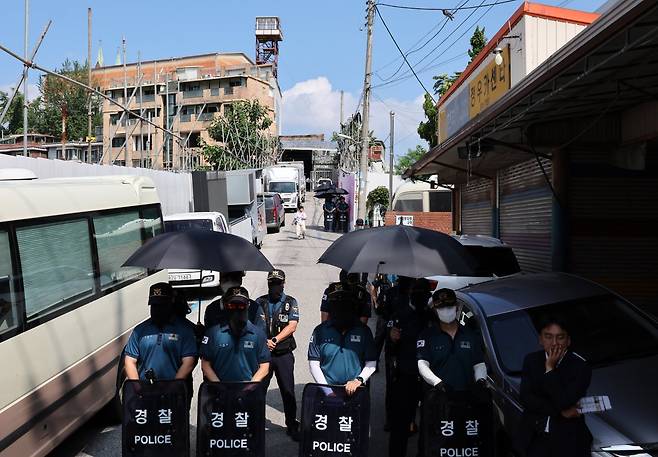 경찰이 서부지법 폭력 난동 사태와 관련해 전광훈 목사에 대한 압수수색에 들어간 5일 오전 서울 성북구 사랑제일교회 진입로가 통제되어 있다. 2025.08.05 뉴시스