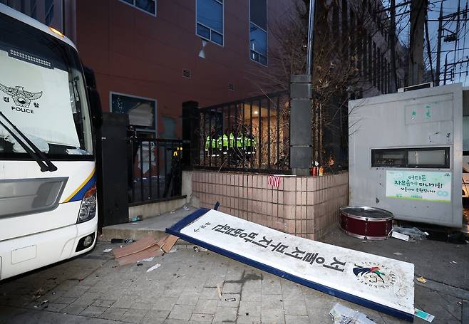 내란 우두머리 혐의를 받는 윤석열 대통령이 구속된 19일 오전 격분한 윤 대통령 지지자들의 난입 사태가 발생한 서울 마포구 서울서부지방법원 후문에 서부지법 현판이 파손된 채 놓여 있다. 2025.1.19/뉴스1