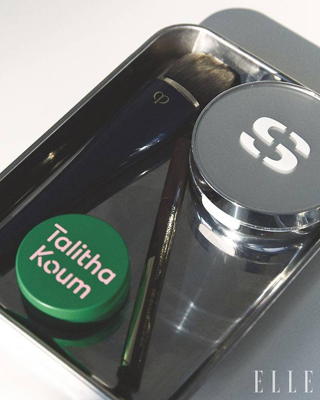 실버 트레이에 놓인 제품은 라이트 커버리지 파운데이션 브러쉬, 8만5천원, Clé de Peau Beauté. 휘또-블랑 르 쿠션, 00W 쉘, 14만5천원, Sisley. 슈퍼 샤프 아이라이너 EX, 00 브라운 블랙, 1만5천원, Cezanne. 립큐어 밤, 2만5천원, Talitha Koum.