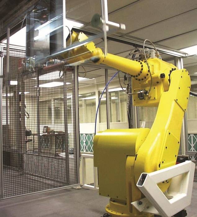 코닝 생산시설에서 로봇이 아이소파이프를 통해 떨어지며 만들어진 유리를 잡아 옮기고 있다. 〈사진 코닝 제공〉