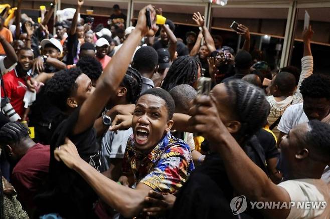 월드컵 본선 진출에 환호하는 아이티 주민들.연합뉴스