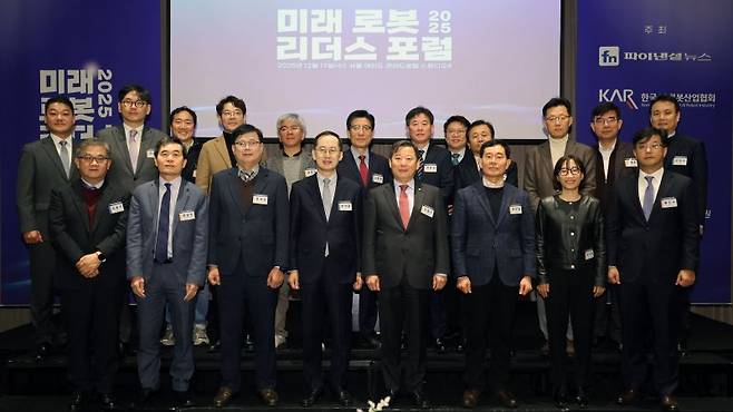 로봇 전문가 한자리에'2025 미래 로봇 리더스 포럼'이 파이낸셜뉴스와 한국AI·로봇산업협회 공동 주최로 17일 서울 여의도 콘래드호텔에서 열렸다. 포럼 참석자들이 기념촬영을 하고 있다. 앞줄 왼쪽부터 김용민 파이낸셜뉴스 이사, 문승빈 세종대 교수, 류재완 한국AI·로봇산업협회 로봇부품기업협의회 회장, 송의달 파이낸셜뉴스 사장, 이철규 산업통상자원중소벤처기업위원회 위원장, 문전일 로보케어 대표, 장미화 김·장 법률사무소 위원, 황민서 김·장 법률사무소 변호사. 뒷줄 왼쪽부터 조정안 두산로보틱스 수석, 권순목 산업통상부 제조AI확산TF 과장, 김진효 도구공간 대표이사, 박종훈 뉴로메카 대표, 김원경 라온테크 대표, 노동일 파이낸셜뉴스 주필, 정흥상 푸른기술 부사장, 김홍재 파이낸셜뉴스 편집국장, 정영준 한국전자통신연구원(ETRI) 인공지능컴퓨팅연구소 온디바이스AI연구본부 본부장, 조영훈 뉴로메카 디렉터, 양형욱 파이낸셜뉴스 이사. 마지막 줄 정일화 건솔루션 수석연구원 사진=서동일 기자