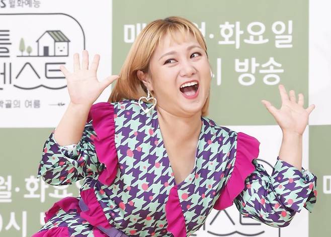 방송인 박나래가 12일 서울 목동 SBS에서 열린 SBS 새 월화예능 ‘리틀 포레스트’ 제작발표회에 참석해 포즈를 취하고 있다.뉴스1