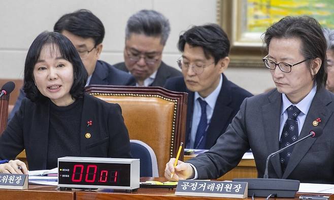 송경희 개인정보보호위원회 위원장(왼쪽)이 17일 국회에서 열린 정무위원회 전체 회의에서 개인정보 중대유출시 최대 매출 10% 과징금을 부과할 수 있는 개인정보 보호법 개정안에 대한 질문에 답하고 있다. 오른쪽은 주병기 공정거래위원장.