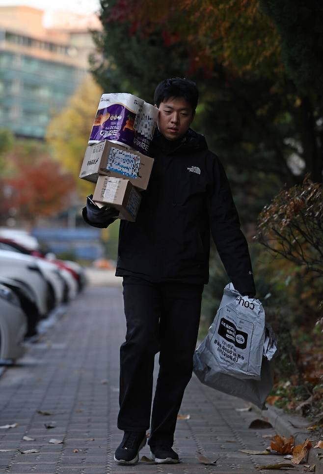 2025년 11월19일 오후 서울 강남구 한 아파트에서 한겨레21 류석우 기자가 쿠팡 주간배송을 하고 있다. 이종근 선임기자 root2@hani.co.kr