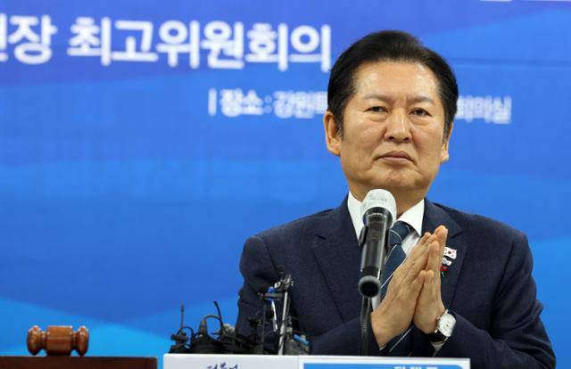 정청래 더불어민주당 대표가 17일 강원 춘천시 더불어민주당 강원특별자치도당에서 열린 현장 최고위원회의에 참석해 손뼉을 치고 있다. 연합뉴스