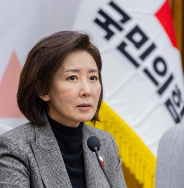 나경원 국민의힘 의원이 15일 서울 국회의사당에서 열린 '지방선거총괄기획단-전국청년지방의원협의회 연석회의'에 참석해 인사말을 하고 있다. 연합뉴스