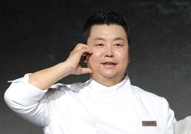 정호영 셰프가 17일 오전 서울 종로구 JW메리어트동대문스퀘어에서 열린 넷플릭스 예능 '흑백요리사: 요리 계급 전쟁2' 제작발표회에 참석해 포즈를 취하고 있다. 뉴스1