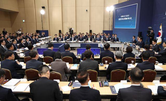 산업통상부·지식재산처·중소벤처기업부가 17일 세종시 정부세종컨벤션센터에서 이재명 대통령에게 업무보고를 하고 있다. 세종=연합뉴스