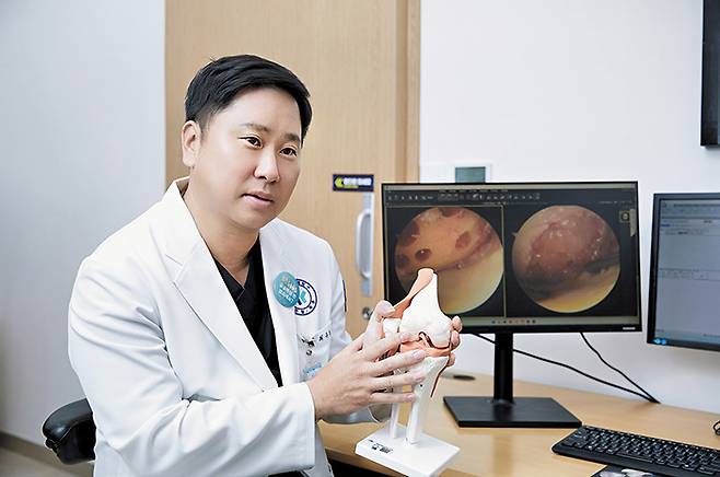 강북연세병원 최유왕 병원장이 무릎 퇴행성 관절염 줄기세포 치료에 대해 설명하고 있다. /신지호 헬스조선 기자