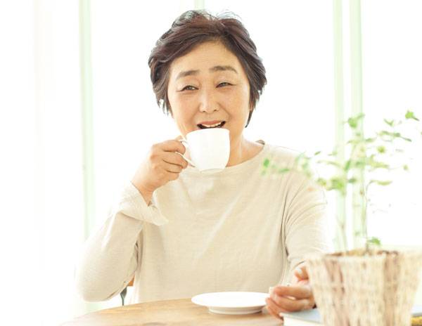 차를 마시면 뼈 건강에 좋지만, 과도한 커피 섭취는 뼈 건강에 악영향을 미친다는 연구 결과가 나왔다/사진=게티이미지뱅크