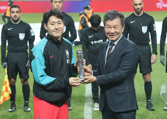 이강인, AFC 올해의 국제선수상 (서울=연합뉴스) 신준희 기자 = 18일 서울 마포구 서울월드컵경기장에서 열린 남자축구 국가대표 A매치 평가전 대한민국과 가나의 경기. 이강인이 정몽규 대한축구협회장으로부터 AFC 올해의 국제선수상 트로피를 전달받고 있다. 2025.11.18 hama@yna.co.kr/2025-11-18 20:08:19/ <저작권자 ⓒ 1980-2025 ㈜연합뉴스. 무단 전재 재배포 금지, AI 학습 및 활용 금지>