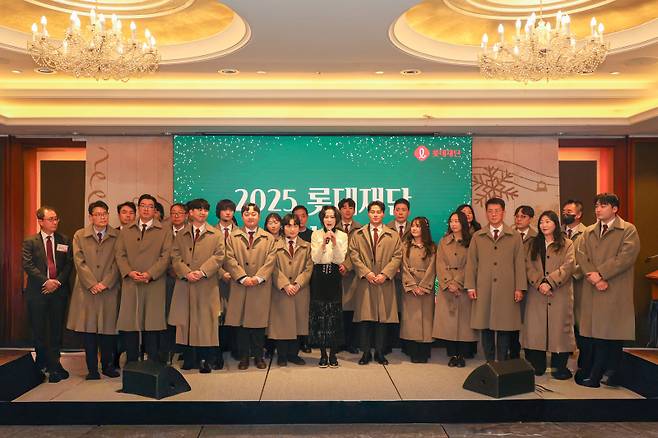 장혜선 롯데재단 이사장(가운데 흰 상의)와 롯데재단 임직원들이 16일 열린 ‘2025년 롯데재단 송년회’에서 인사하고 있다. 롯데재단 제공