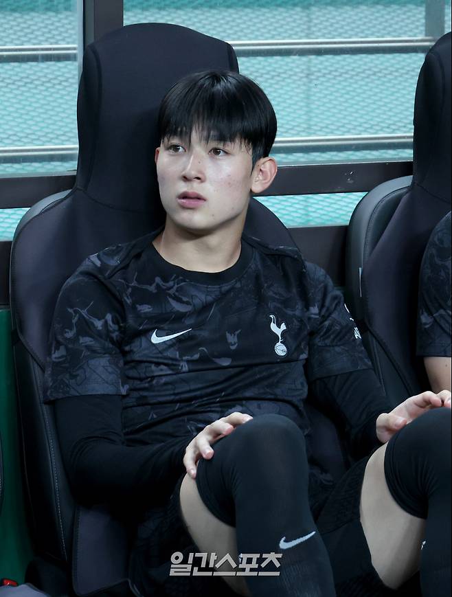 잉글랜드 프리미어리그 토트넘 홋스퍼와 뉴캐슬 유나이티드가 맞붙는 '2025 쿠팡플레이 시리즈' 두번째 경기가 3일 오후 서울 마포구 서울월드컵경기장에서 열렸다. 경기 전 선발에서 빠진 양민혁이 벤치에 앉아 있다. 상암=김민규 기자 mgkim1@edaily.co.kr /2025.08.03/