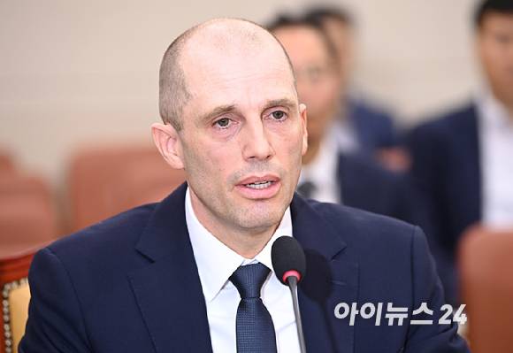 해롤드 로저스 쿠팡 대표이사가 17일 서울 여의도 국회 과학기술정보방송통신위원회 전체회의에서 열린 쿠팡 침해사고 관련 청문회에서 질의에 답하고 있다. [사진=곽영래 기자]