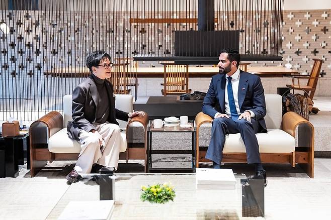 이재현 CJ그룹 회장이 지난 16일 서울 필동 CJ인재원에서 살렘 빈 칼리드 알 카시미 UAE 문화부 장관을 접견했다./사진=CJ그룹 제공