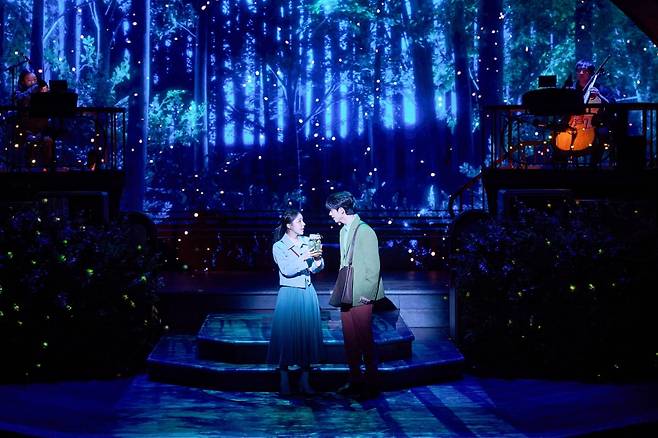 뮤지컬 '어쩌면 해피엔딩'의 클레어(박진주)와 올리버(전성우)가 제주도에서 반딧불이를 잡고 있는 모습./사진=NHN링크