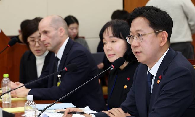 배경훈 부총리 겸 과학기술정보통신부 장관(오른쪽)이 17일 서울 여의도 국회 과학기술정보방송통신위원회에서 열린 쿠팡 개인정보 유출 사고 관련 청문회에서 질문에 답하고 있다. 사진=최혁 기자