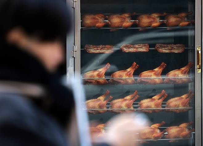 서울 시내의 한 치킨매장 앞으로 시민이 지나가고 있다. 사진=뉴스1