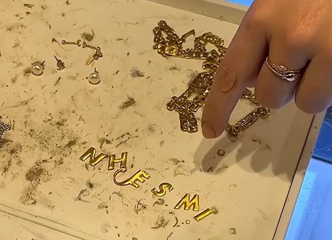 Gold logo pieces removed from a limited edition LG Whisen air conditioner released 20 years ago, brought in by a customer for appraisal (YouTuber Ringring Unni @ringringunni)
