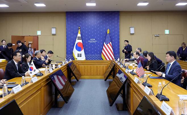Jeong Yeon-doo, head of the Ministry of Foreign Affairs’ Diplomatic Intelligence Bureau, and Kevin Kim, chargé d’affaires at the U.S. Embassy in Korea, wait for a meeting to begin during follow-up consultations on the Korea–U.S. summit joint fact sheet at the Foreign Ministry complex in Jongno District, Seoul, on Dec. 16. [JOINT PRESS CORPS]