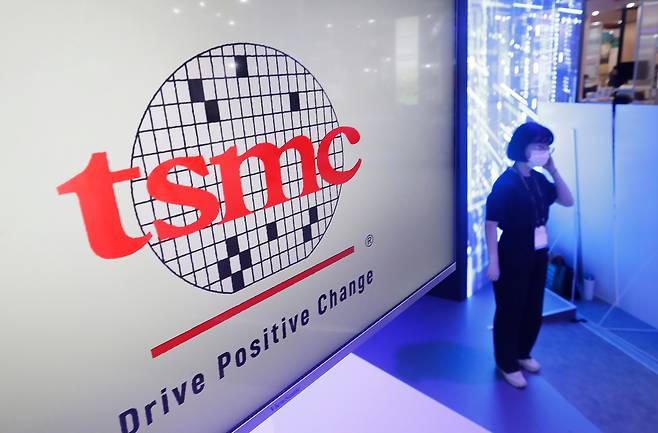 This photo shows the logo of TSMC during the Taiwan Innotech Expo at the World Trade Center in Taipei, Taiwan, Oct. 14, 2022. [AP/YONHAP]]