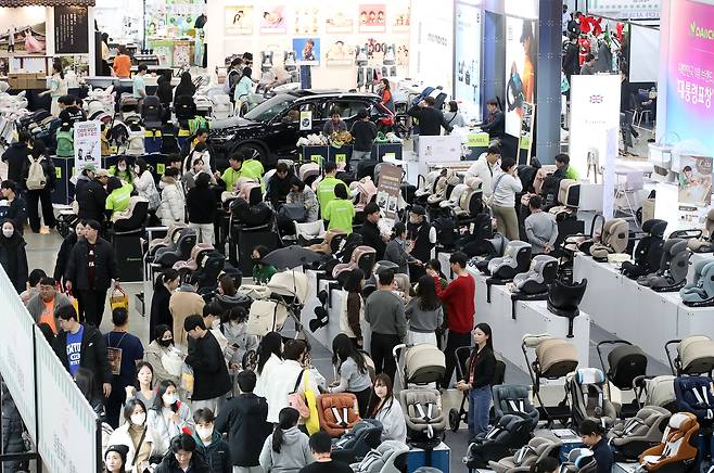 Visitors to a kids' fair are seen at EXCO in Daegu on Dec. 4. [NEWS1]