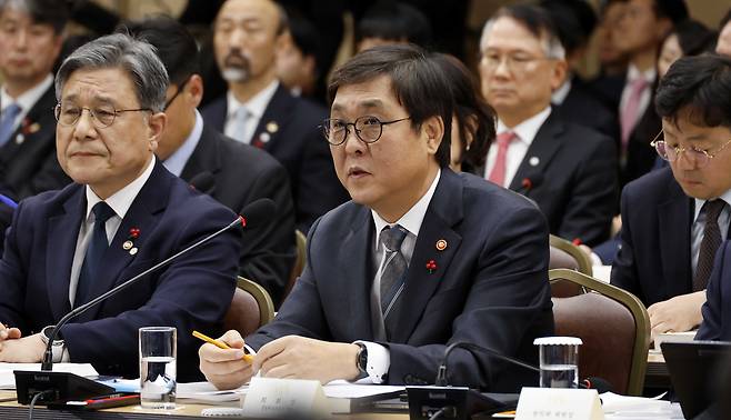 Culture Minister Chae Hwi-young reports to President Lee Jae Myung during a policy briefing from the Ministry of Culture, Sports and Tourism at the Sejong Convention Center in Sejong on Dec. 16. [JOINT PRESS CORPS]