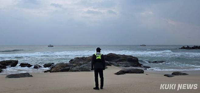 16일 강릉 경포해변 앞 바다에 빠진 80대 남성에 대해 강릉해경이 관련기관들과 함께 17일, 이틀째 수색작업을 진행하고 있으나 아직 실종된 A씨를 찾지 못하고 있다. 해경이 경포해변 육상을 수색하고 있다. 강릉해경 제공