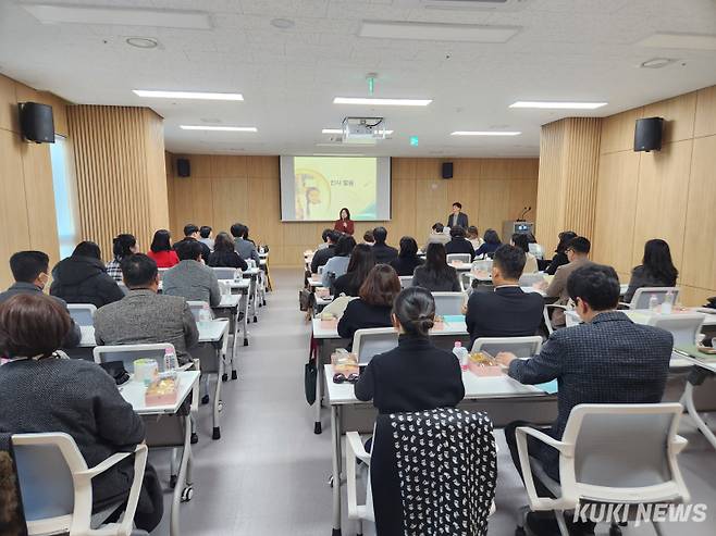 충남교육청은 17일 교육과정평가정보원에서 내년도 충남 특수교육 운영계획 수립을 위해 특수교육 현장의 목소리를 직접 듣는 ‘특수교육 교육공동체 생각나눔자리’를 개최했다.&nbsp;