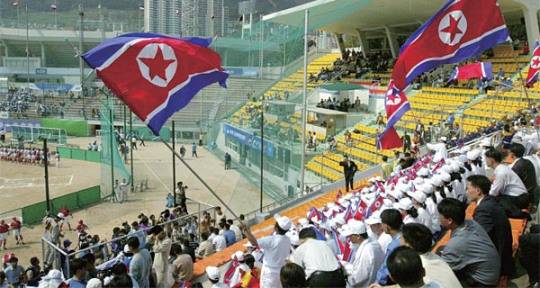 2002년 부산 아시안게임 북한-일본 소프트볼 경기를 지켜보는 북한 응원단