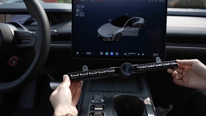 샤오미의 전기차 세단 SU7은 16.1인치 디스플레이에 물리 버튼과 다이얼을 추가로 부착할 수 있는 액세서리 옵션을 제공한다. [샤오미]