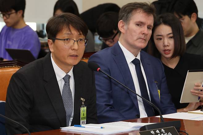 3일 국회 정무위원회에서 열린 쿠팡 개인정보 유출 사태 관련 현안질의에서 박대준 쿠팡 대표이사가 위원 질의에 답하고 있다. 오른쪽은 브랫 매티스 쿠팡 최고 정보 보호 책임자(CISO). [연합뉴스]